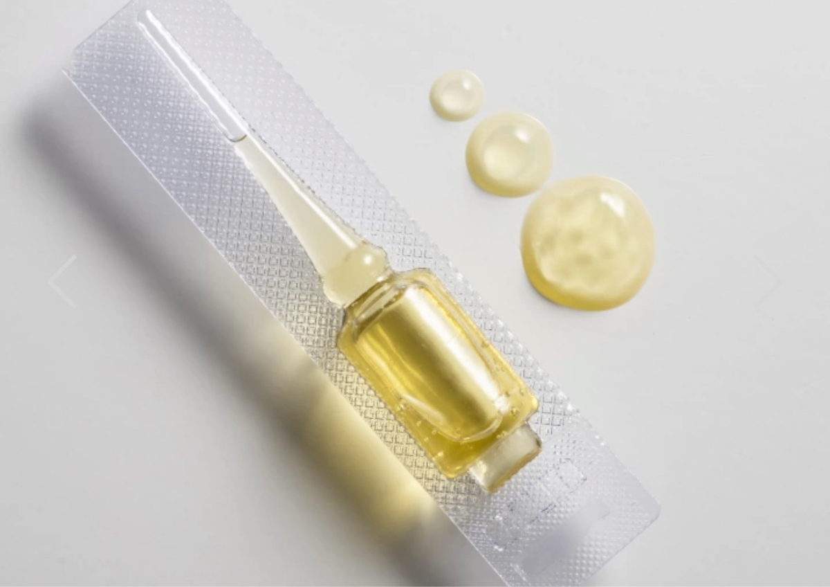 Antakių ir blakstienų keratininė priežiūros priemonė (2,5 ml ampulė). Naudokite po laminavimo, kaip apdailos žingsnį arba kaip kasdienę priežiūrą namuose.