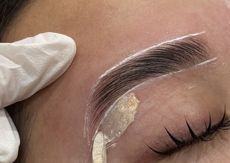 Depilación con cera en cejas 