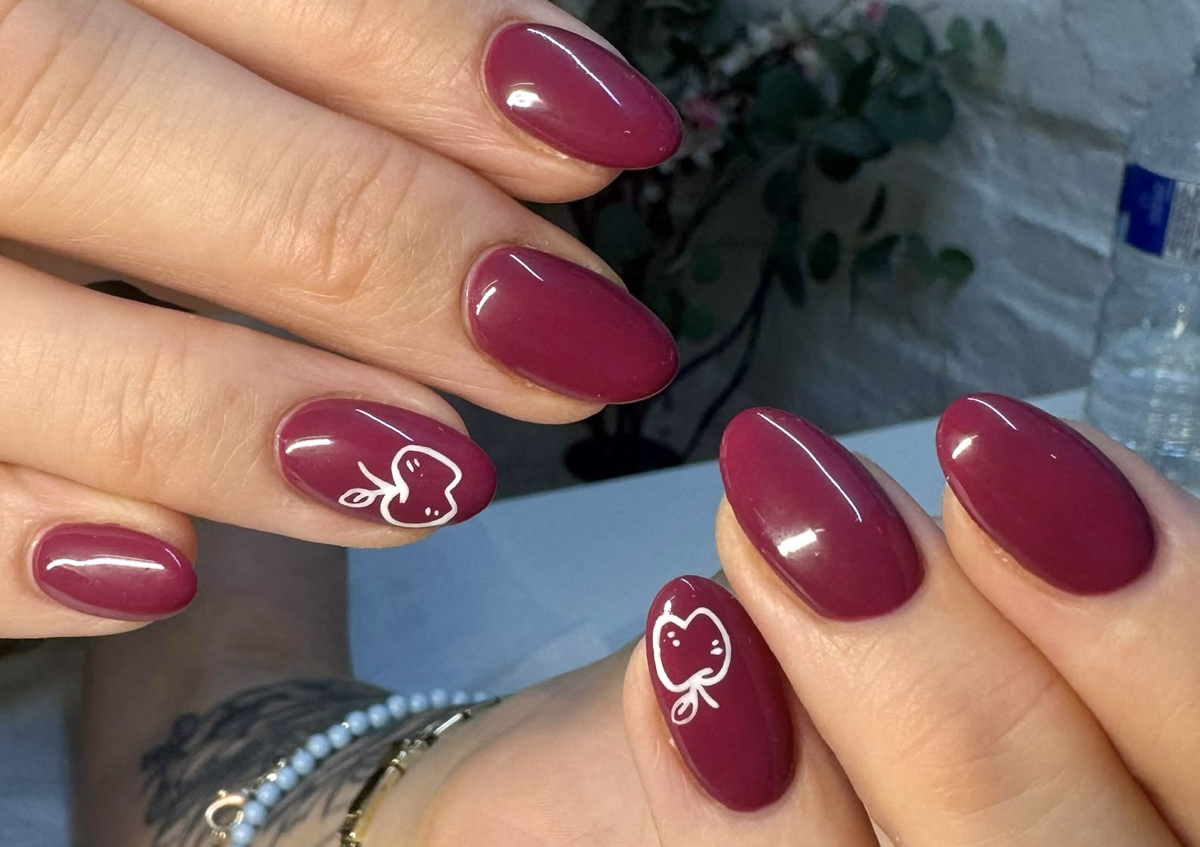 Gel Manicure (2/5)