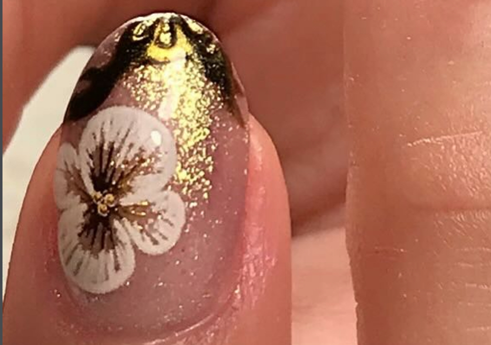 Diseños con stikers por cada uña