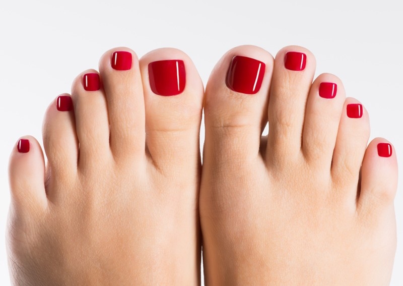Vernis (shellac pieds) une couleur simple première fois.