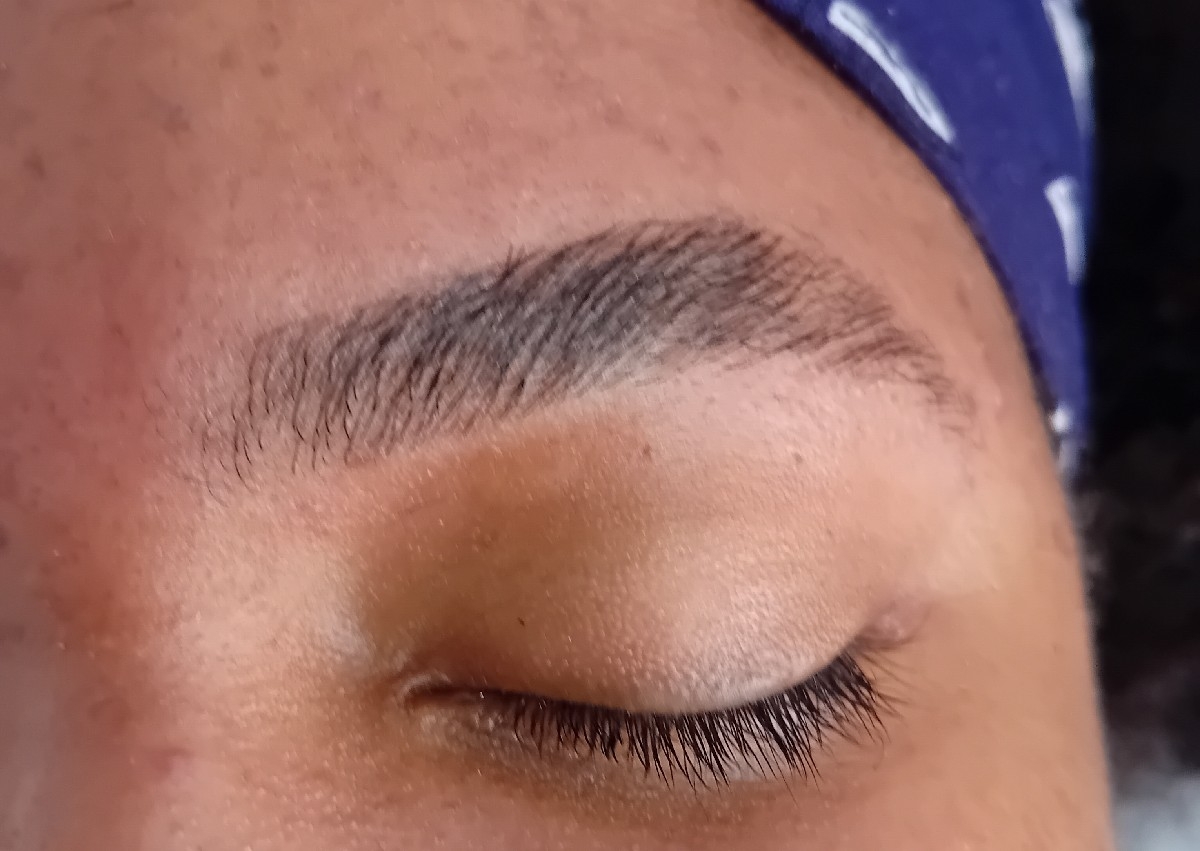 Design de sobrancelhas (Linha)