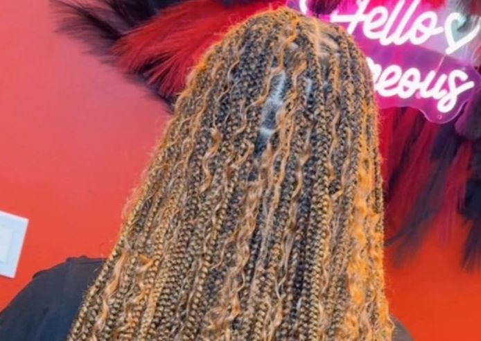 Bohemian Knotless orTraditional knot-Medium ( No knee length- hair not included)