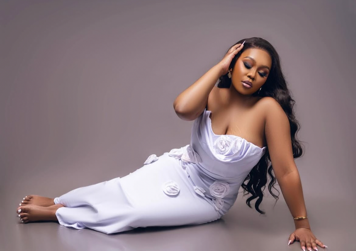 Full glam + wig installation+ wig styling 