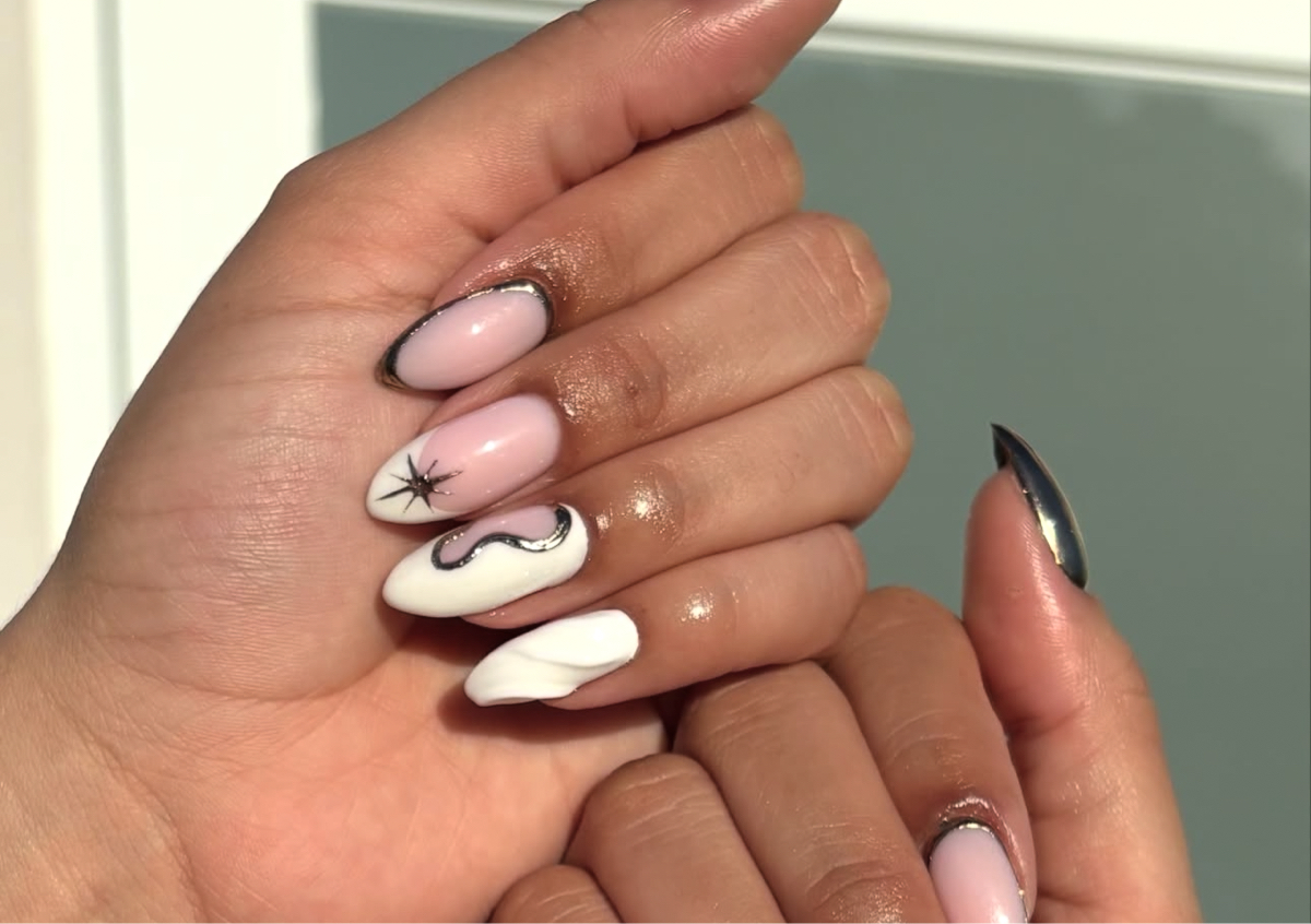 8 uñas (4 de cada mano) 