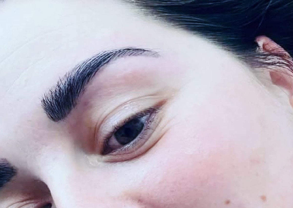 Brow wax + shape