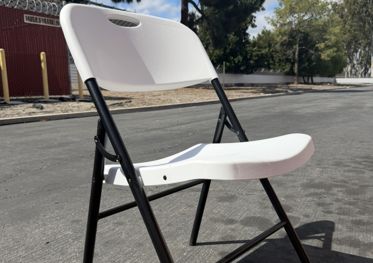 MODERN WHITE FOLDING CHAIRS