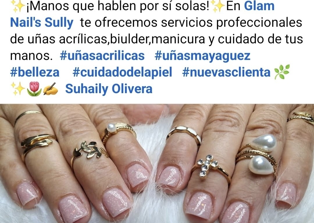 Uñas acrílicas cortas.