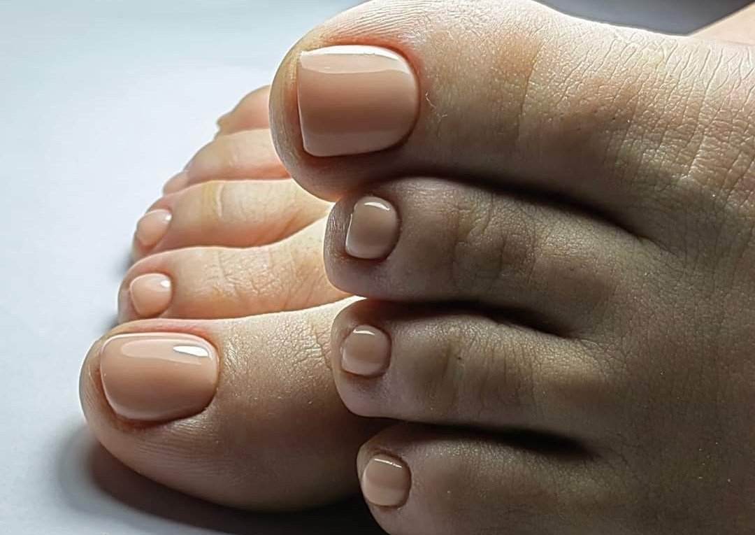 Pedichiură oja semipermaneta