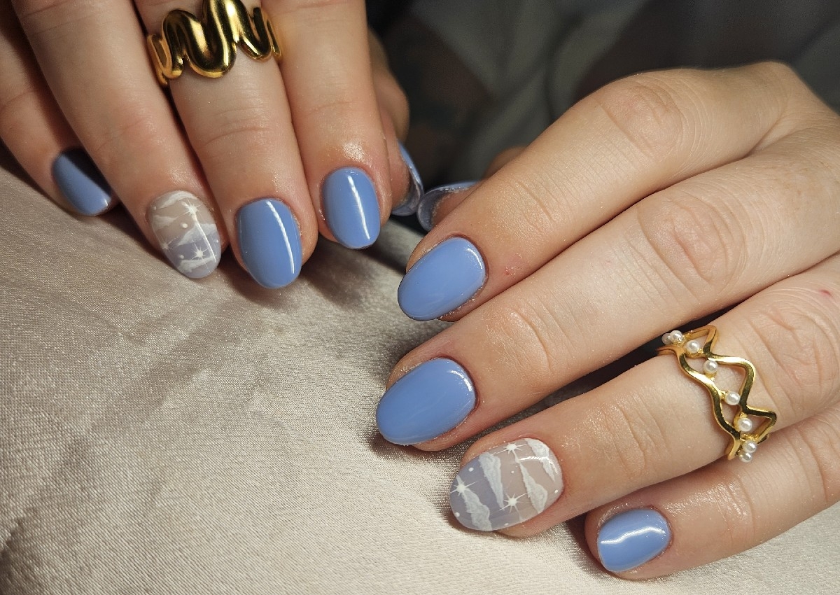 Acrílico y encima gel en las manos