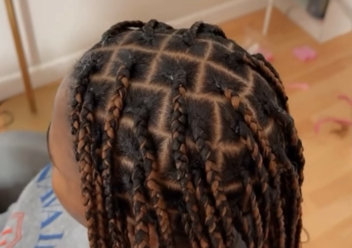 Medium knotless braids (Bra length)
