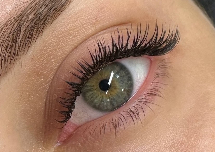 Wet Effect lash extensions