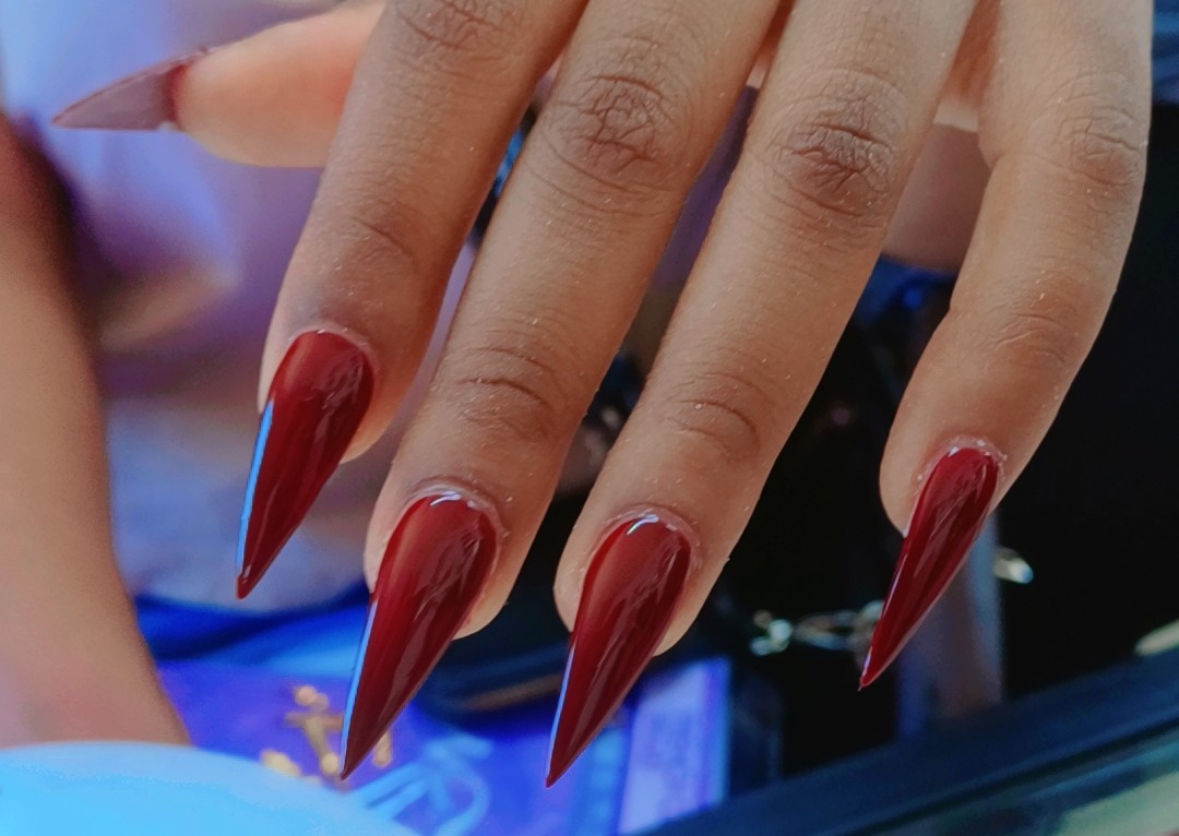  Solid color manicure 