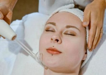4 sessions Facial: Clear & Bright - Deep cleansing facial + Microdermabrasion