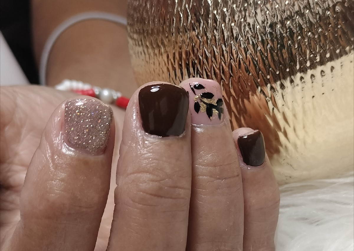 Manicura en gel  (2/2)