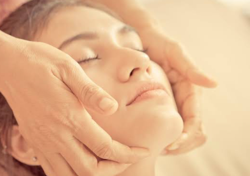 Acces FaceLift prima sedinta ( intinerire gat si decolteu la nivel energetic)