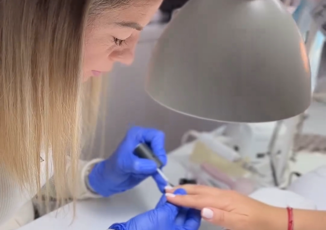 Dana pachet semi  (  Gel bottle manicure and pedicure package)