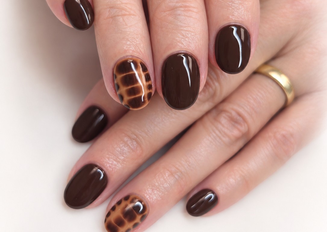 Gel polish with nail art  (2/4)