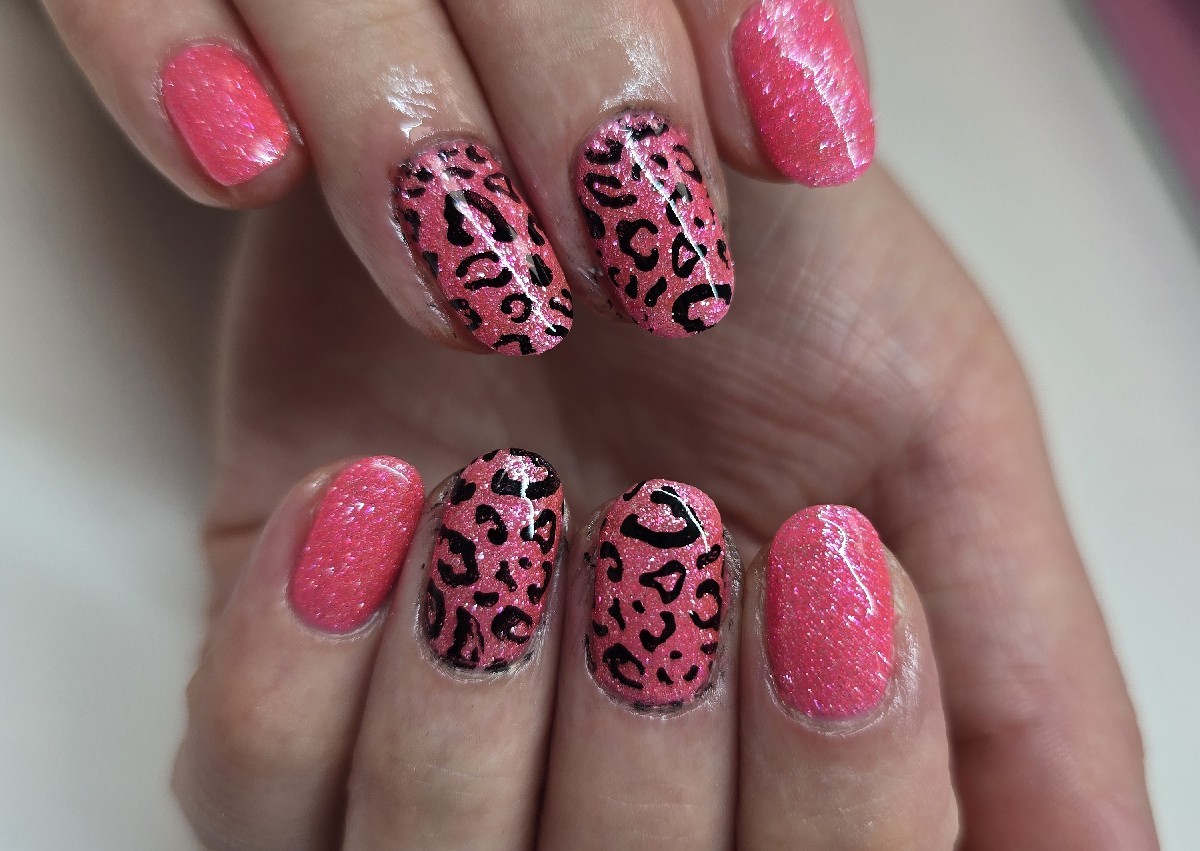 Gel polish with nail art  (4/4)
