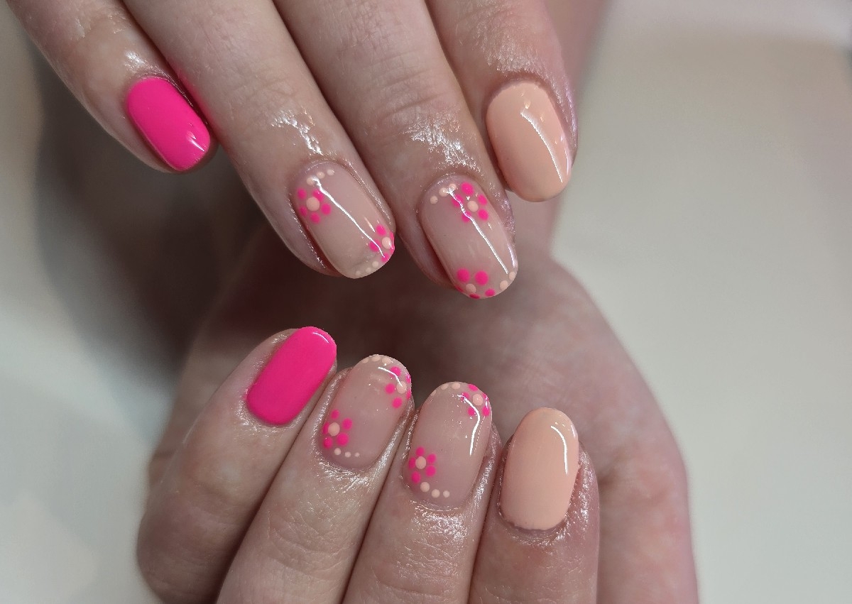 Gel polish with nail art 
