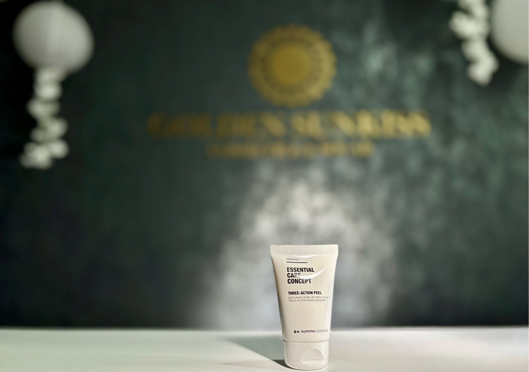 Scrub/peeling facial cu tripla actiune