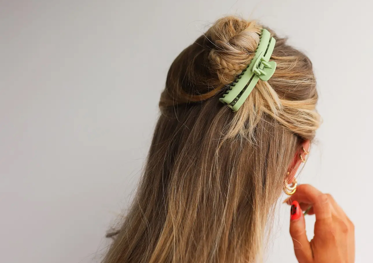 KAXI Matte Midi Hold Everything Claw (pistachio)
