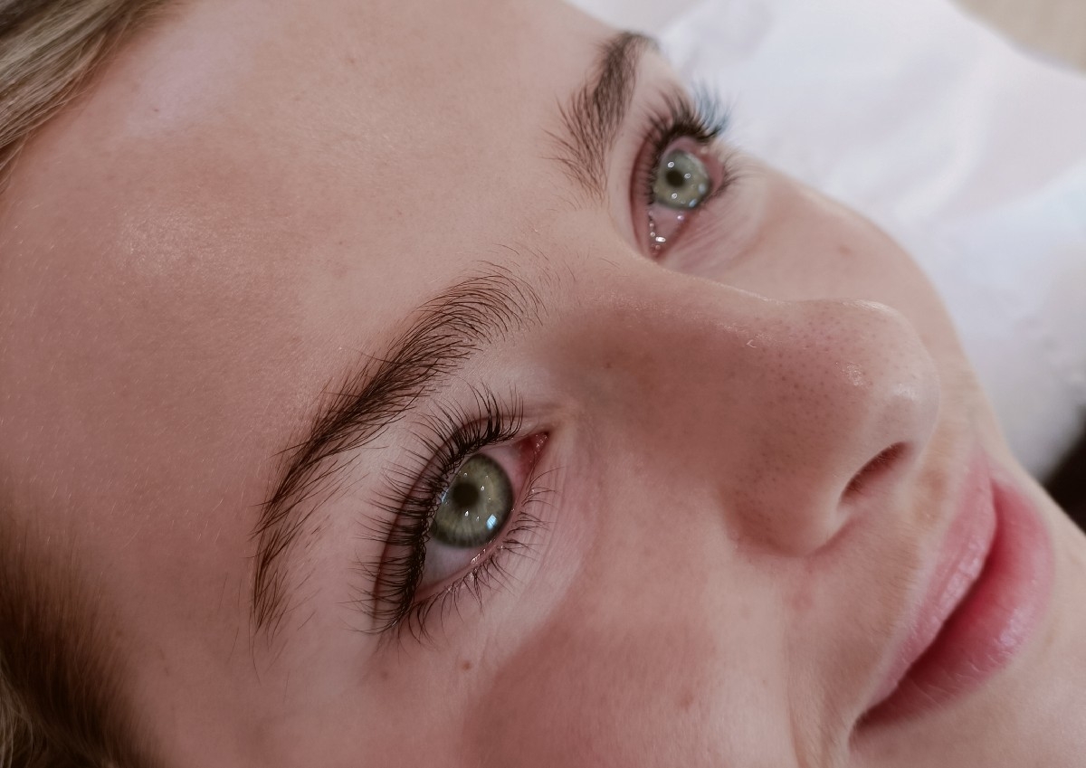 Eye lash tint