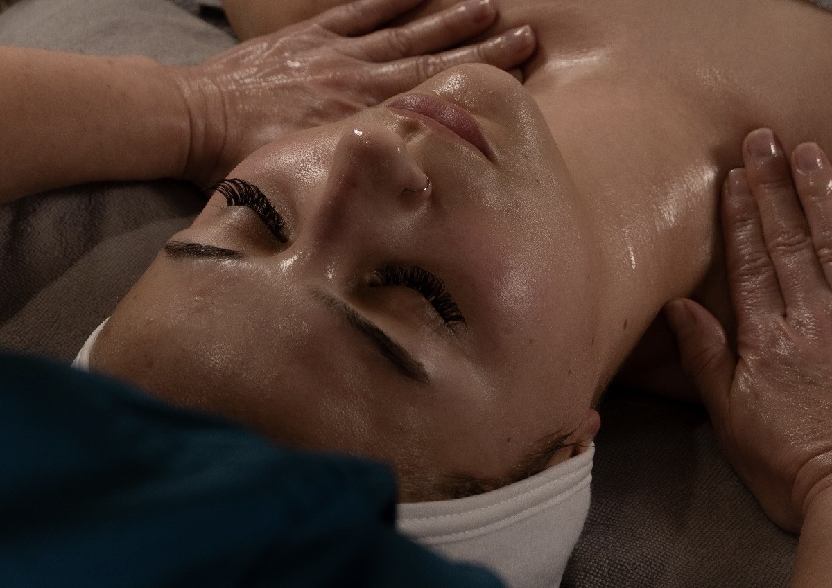 Monu resurface & peel facial treatment