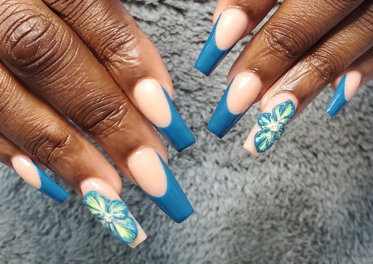 Small Sculpted 3D design (2 nails) 