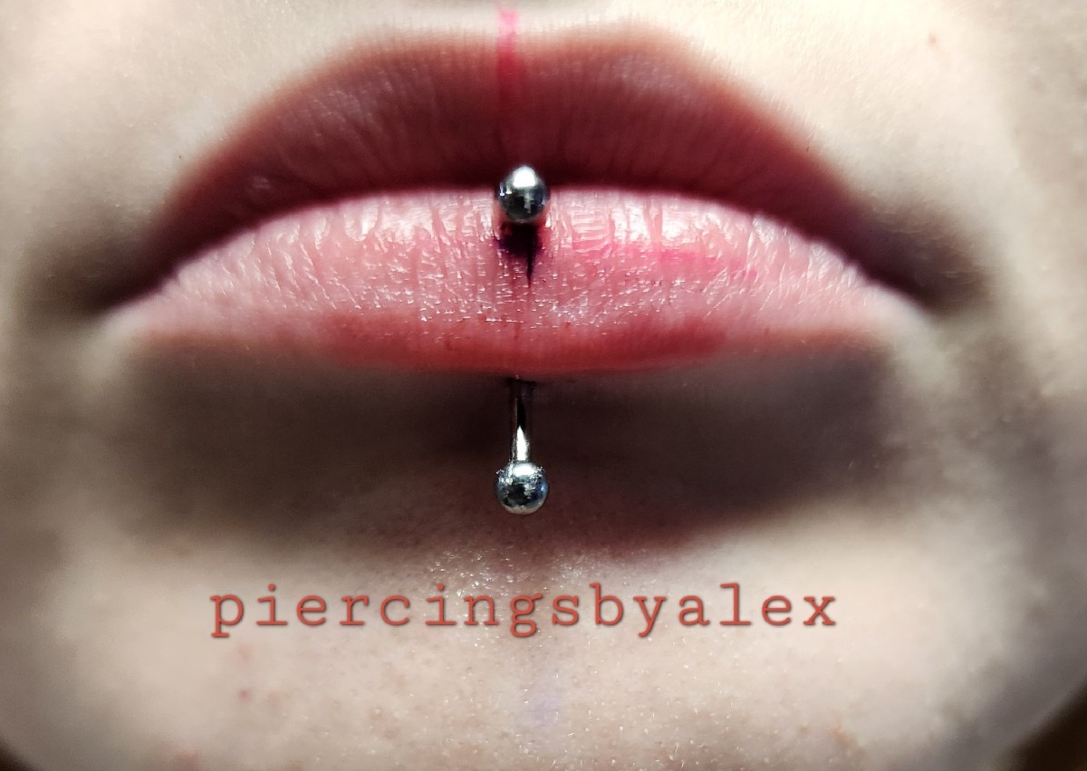 Vertical labret