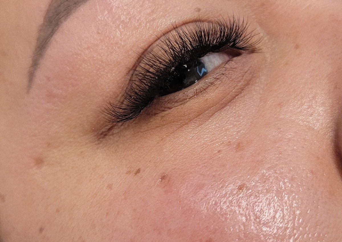 Extenciones de pestañas  hibrida