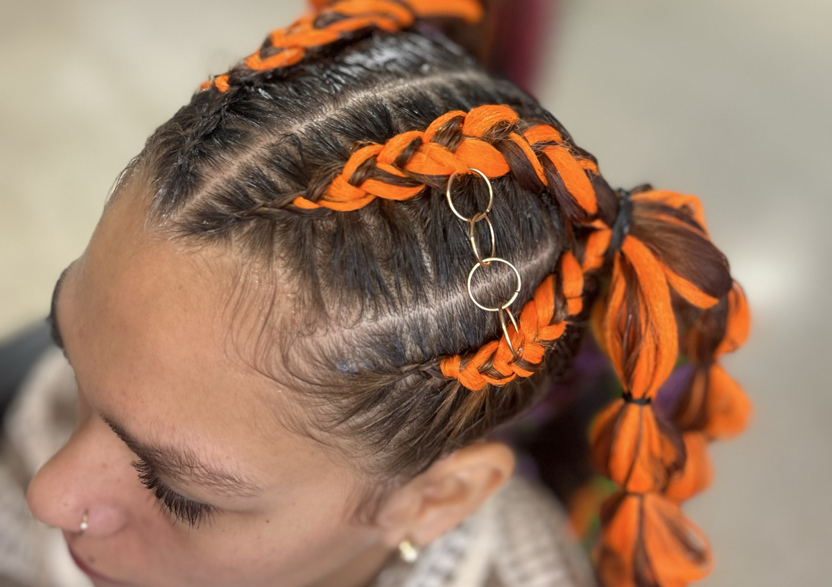 2 moños en  trenzas 