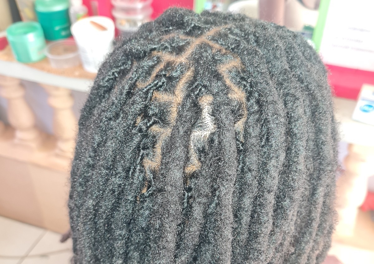 Grooming with interlocking