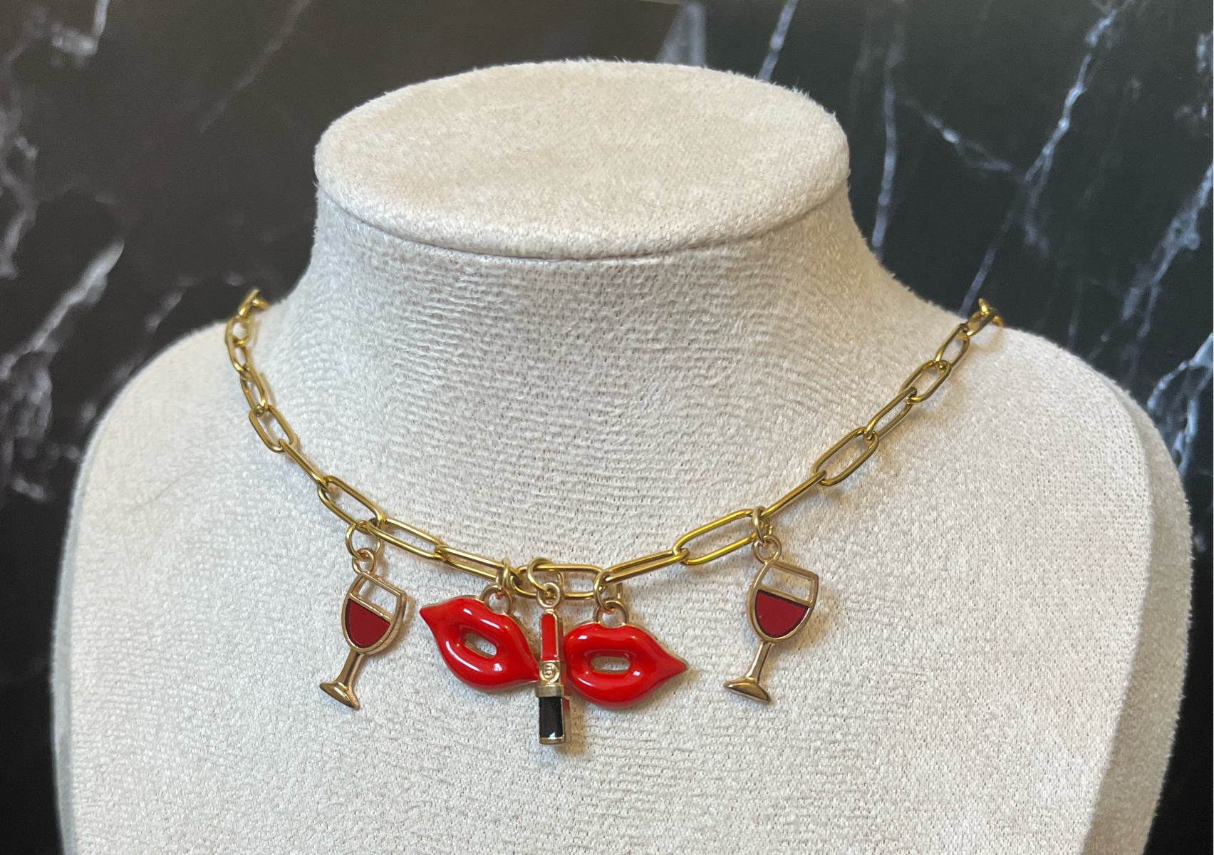 Collar de copas ,besos & lipstick