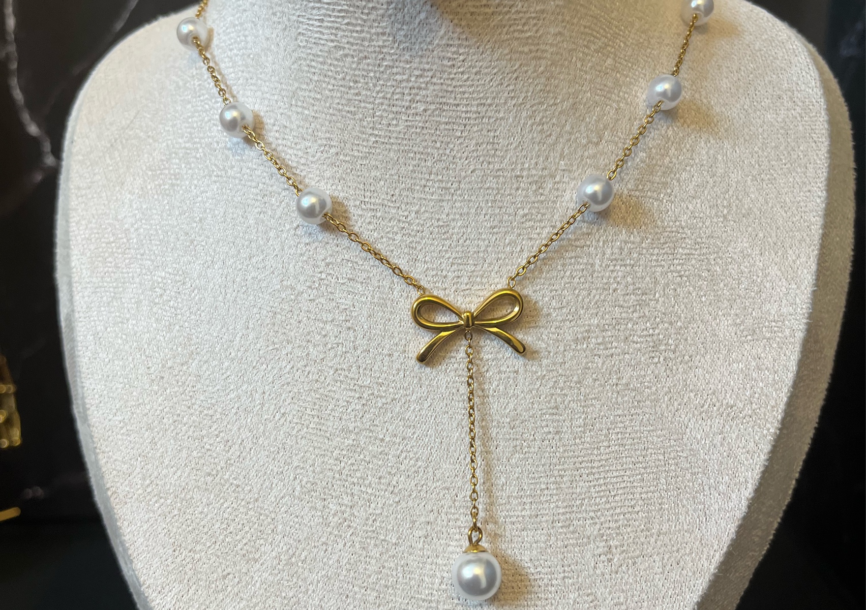 Collar de perlas con lazo & pantallas