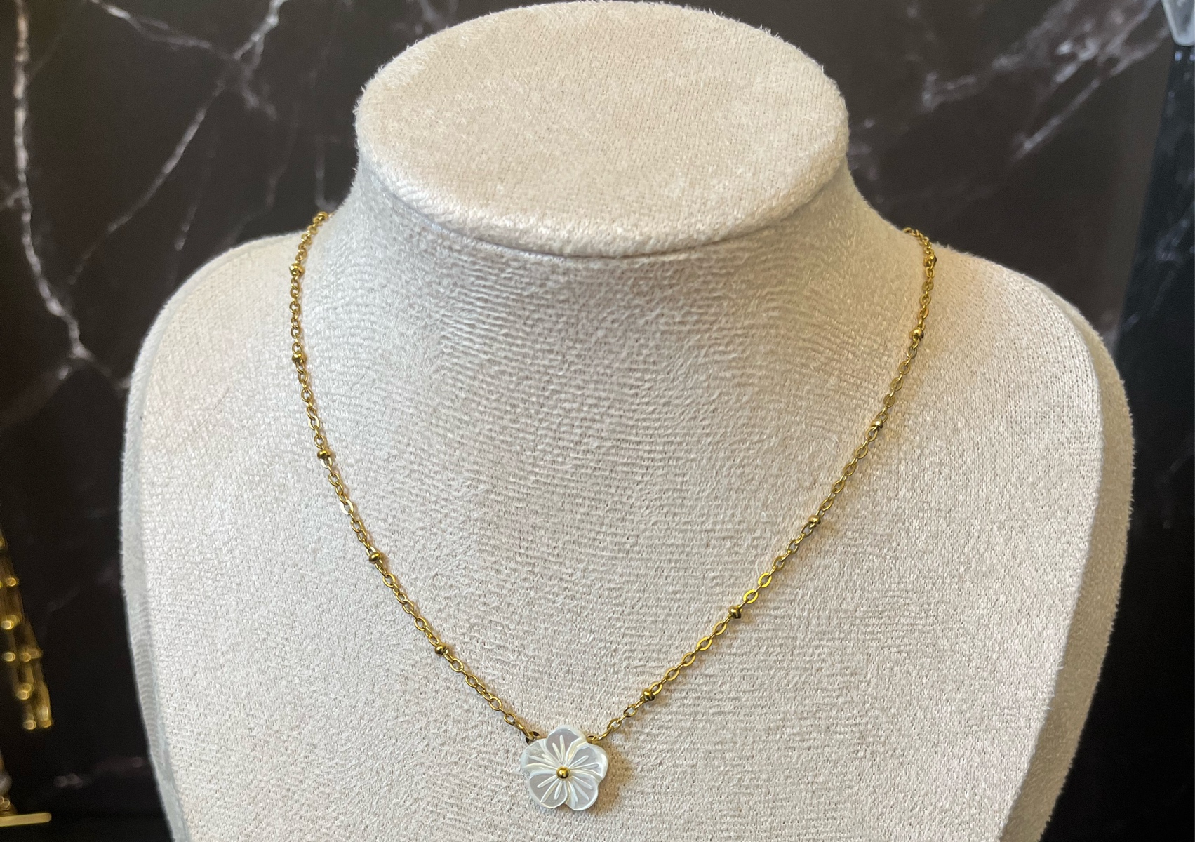 Collar de flor blanca