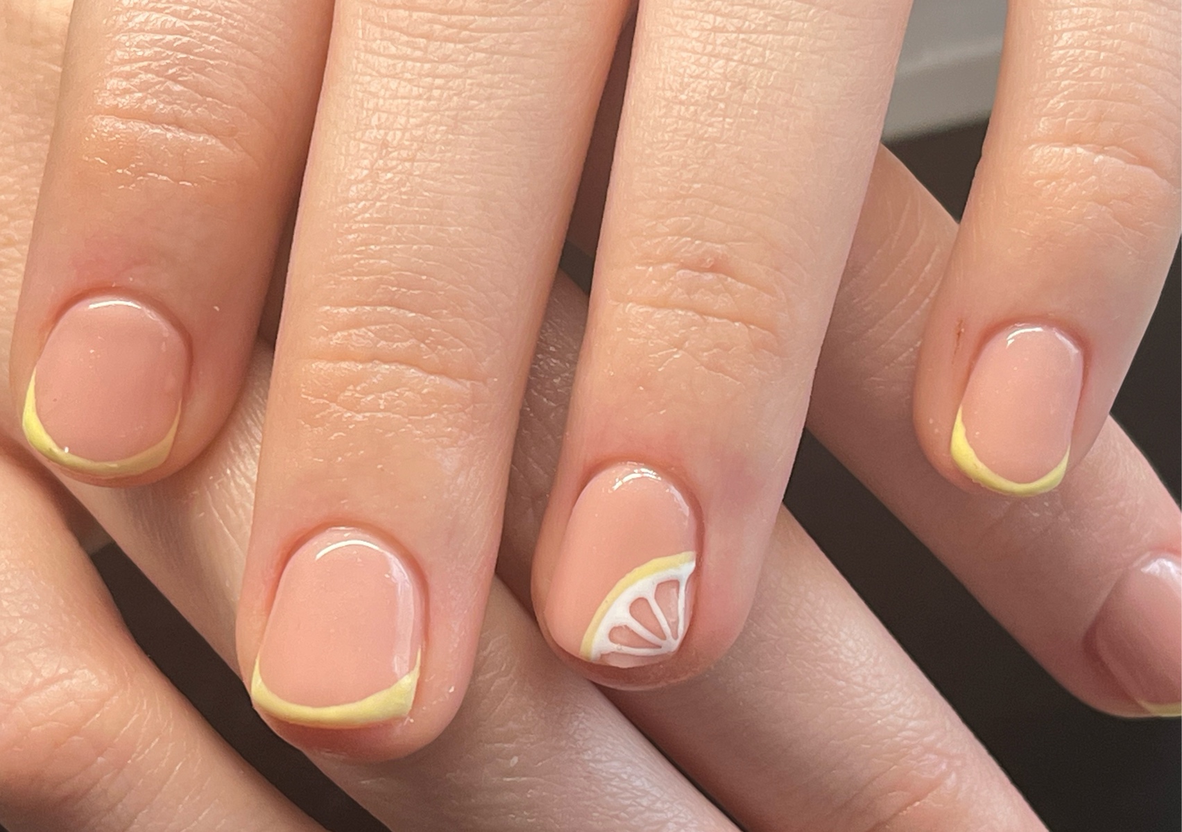 Esmaltado en gel manos dama