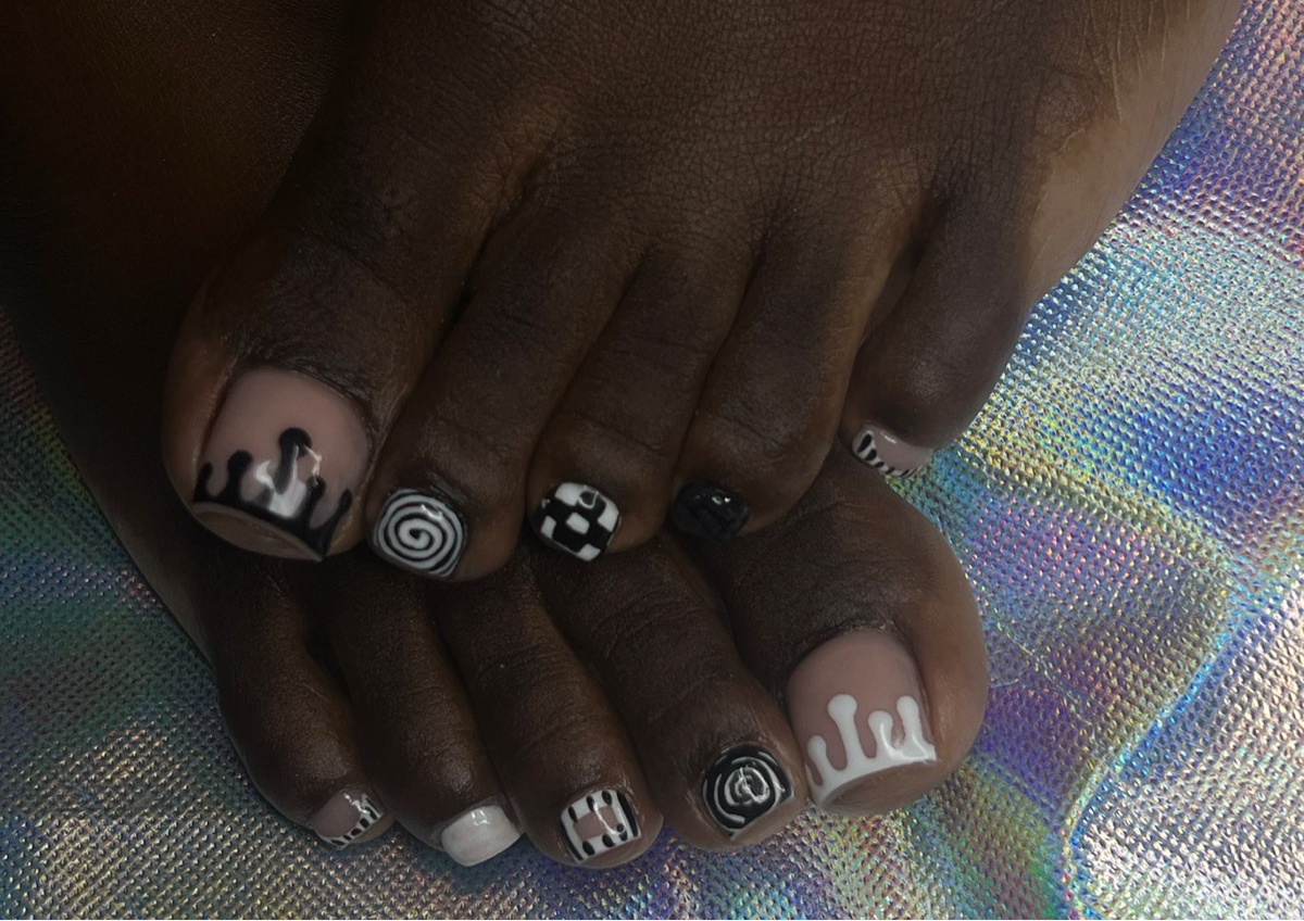 Acrylic on all toes ( Desgin on each toe)