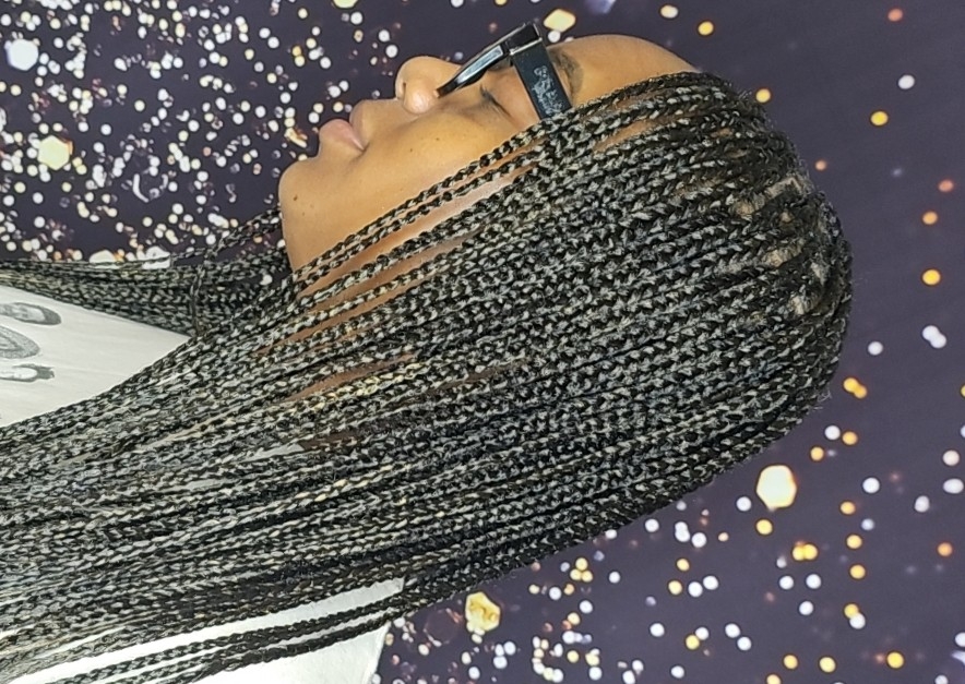 Adults/Medium Knotless/Hair included