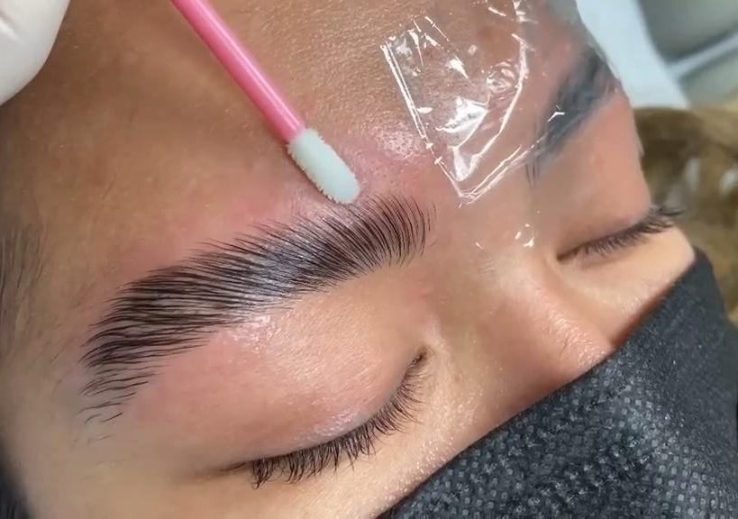 Laminado y Depilación de Cejas Signature ✨
