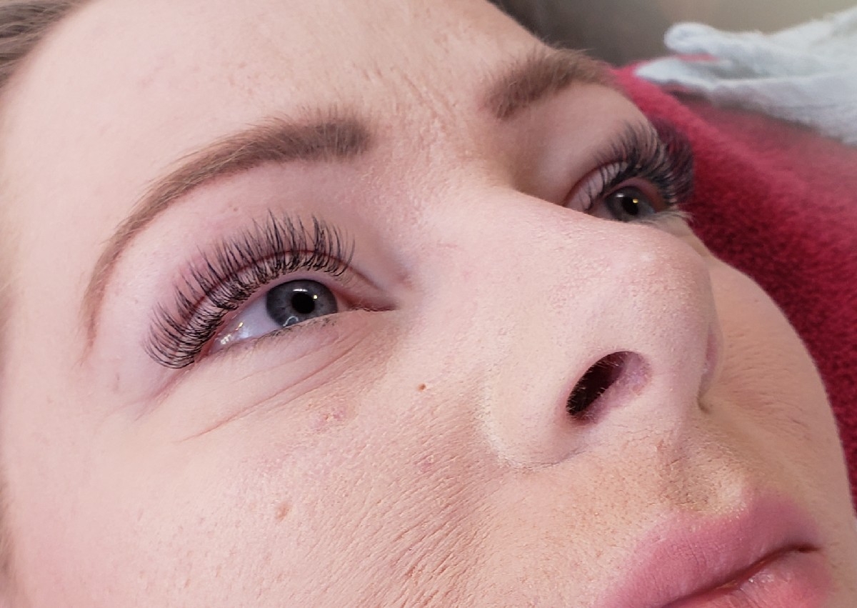 FRESH SET OF CLASSIC LASH EXTENSIONS 😉 ( enhanced natural look)  available in Black or Brown