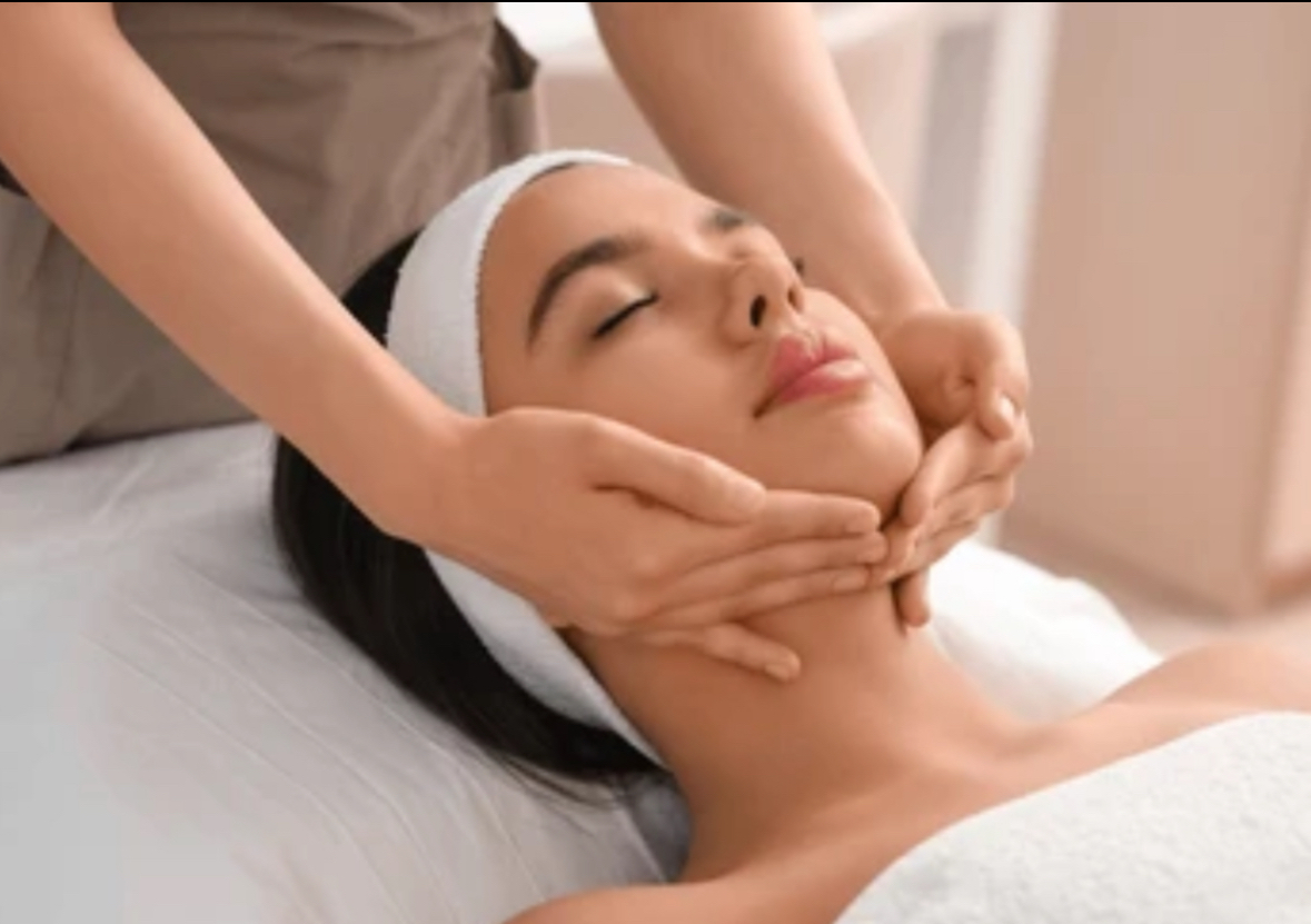 The Lift & Sculpt Facial