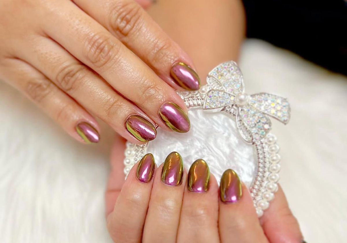 Chrome nails
