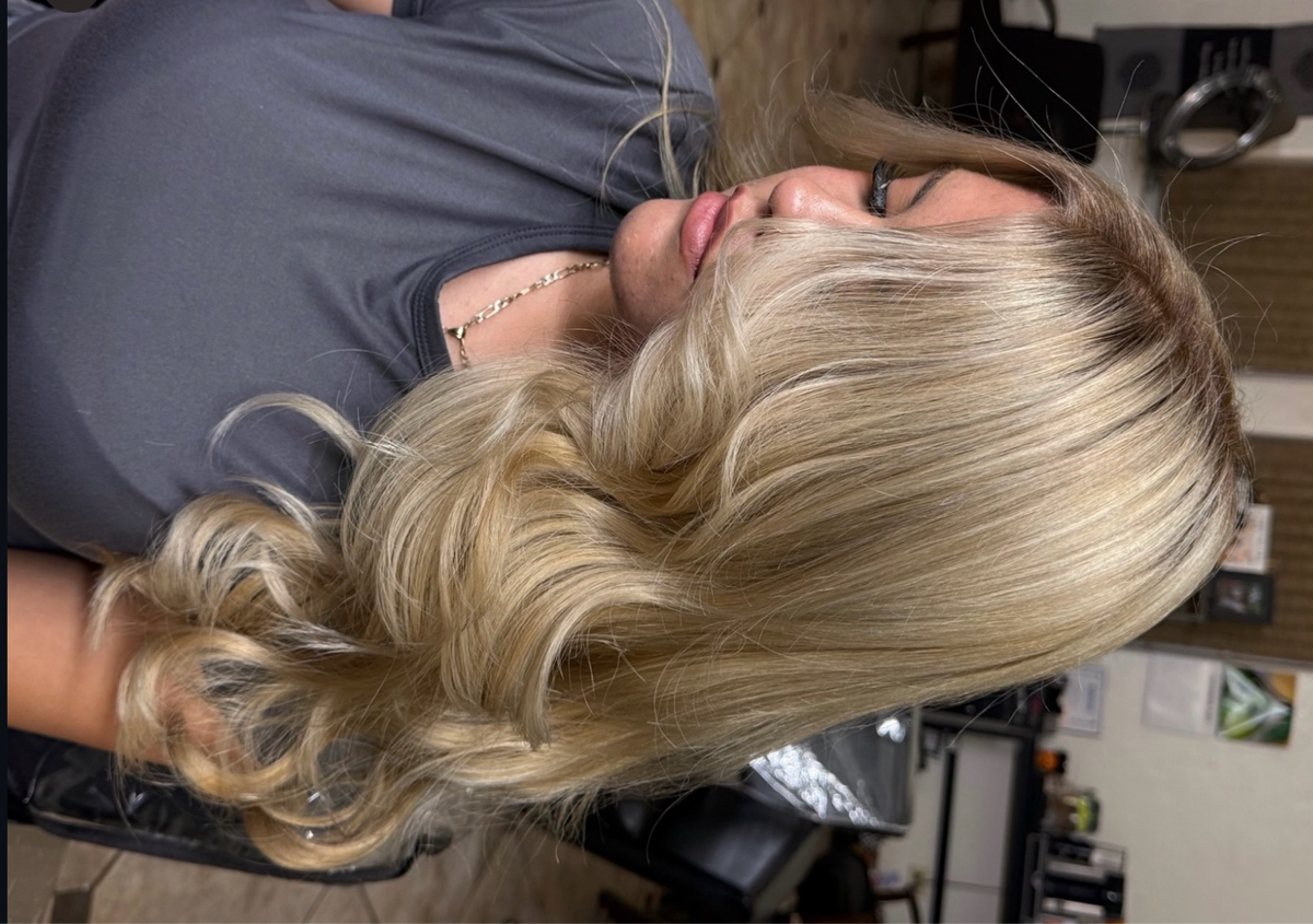 Decoloración completa + Sombra en raiz + Tratamiento