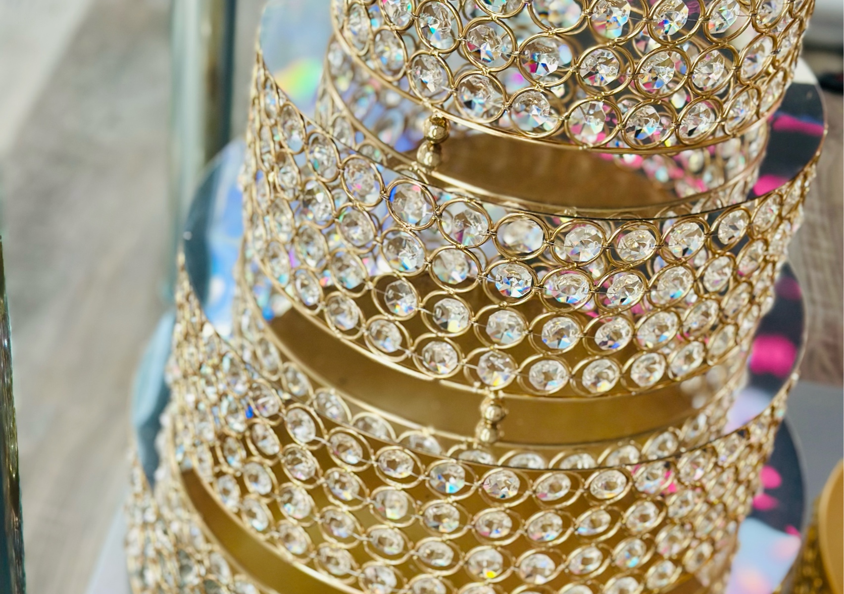 BASE DORADA CON SIMILARES DIAMANTES 6””