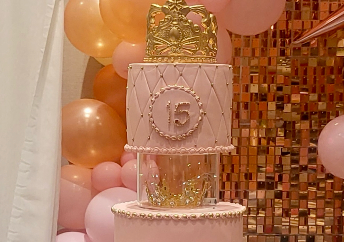 CAKE TEMATICO PARA TUS QUINCE AÑOS 