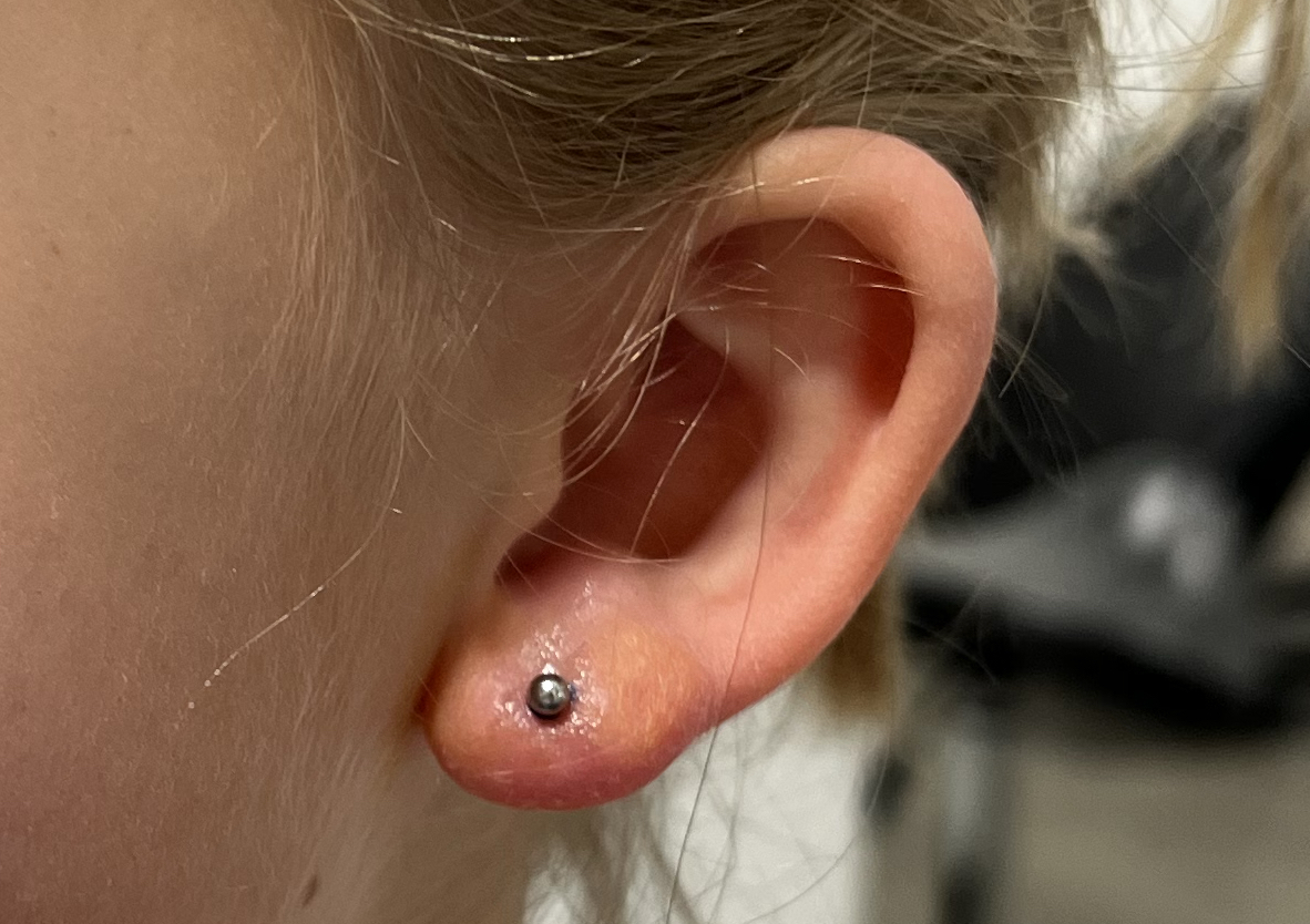 Lobe piercing (one)