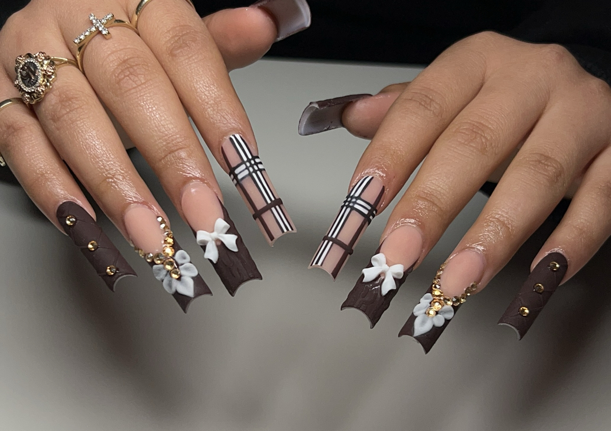 Full set + detailed nail design 