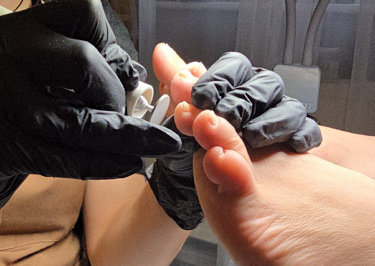 Hygenic dry pedicure & color  (2/3)