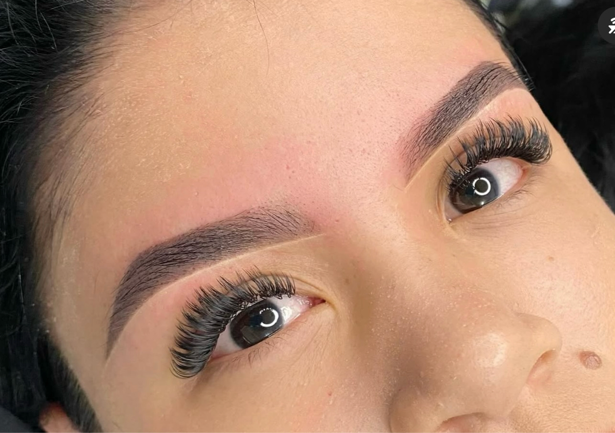 Diseño de cejas con pigmentación 
